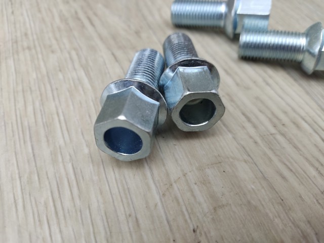99909801 Tornillo de rueda  disponible Burgos