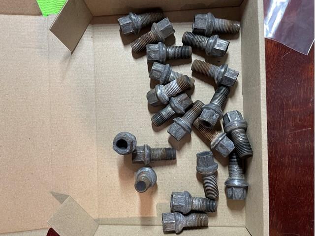 WHT001812 VAG Tornillo de rueda  en stock Gandía