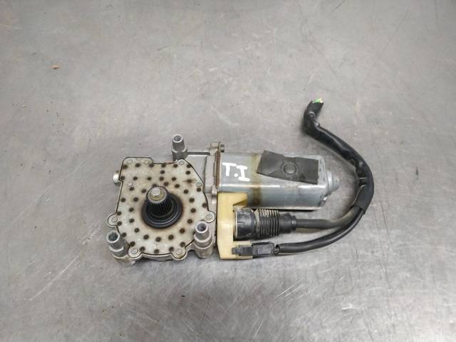 Motor eléctrico, elevalunas, puerta trasera izquierda 0130821502 Mercedes