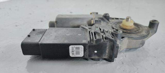 VAG 0130821694 Motor del elevalunas de la puerta delantera derecha comprar Tarragona