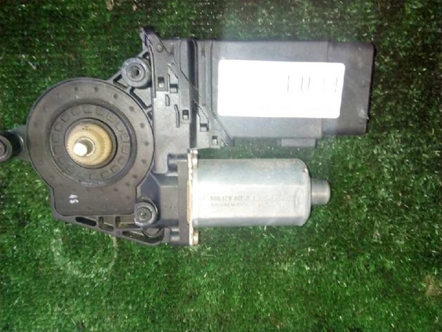 VAG 0130821694 Motor del elevalunas de la puerta delantera derecha  comprar en Ponferrada