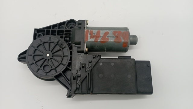VAG 0130821694 Motor del elevalunas de la puerta delantera derecha  disponible Valladolid