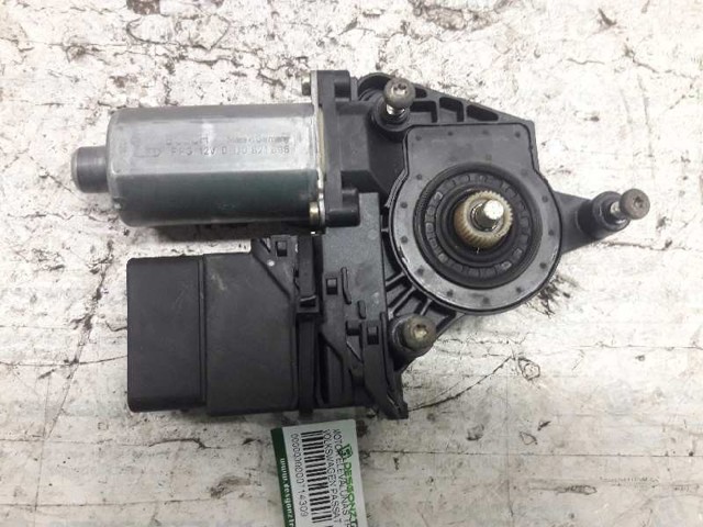 VAG 0130821696 Motor del elevalunas de la puerta trasera derecha  disponible Lugo
