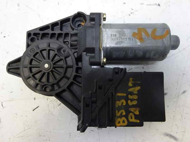 VAG 0130821696 Motor del elevalunas de la puerta trasera derecha  en stock Terrassa