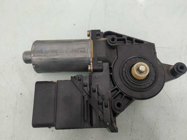 0130821696 VAG Motor del elevalunas de la puerta trasera derecha  en stock Córdoba
