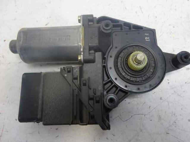 0130821696 VAG Motor del elevalunas de la puerta trasera derecha  en stock Gandía