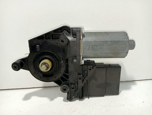 VAG 0130821697 Motor del elevalunas de la puerta trasera izquierda  comprar en Albacete