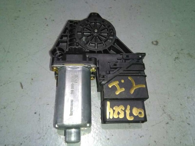 VAG 0130821697 Motor del elevalunas de la puerta trasera izquierda  disponible Valladolid
