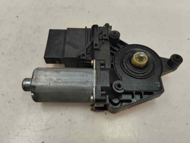 VAG 0130821697 Motor del elevalunas de la puerta trasera izquierda  disponible Lugo