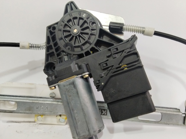 VAG 0130821697 Motor del elevalunas de la puerta trasera izquierda  disponible Valladolid