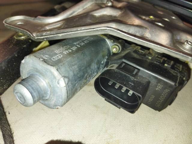 VAG 0130821774 Motor del elevalunas de la puerta delantera derecha  comprar en Ponferrada