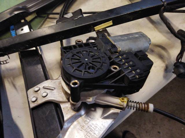 0130821774 Motor del elevalunas de la puerta delantera derecha  en stock Granada