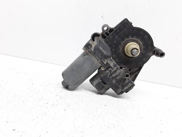 VAG 0130821774 Motor del elevalunas de la puerta delantera derecha  en stock Salamanca