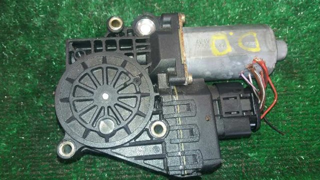 0130821774 Motor del elevalunas de la puerta delantera derecha  disponible Málaga