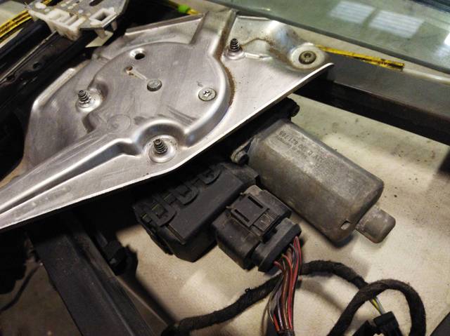0130821785 Motor del elevalunas de la puerta trasera derecha  en stock Castellón