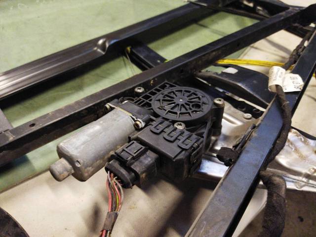 0130821785 VAG Motor del elevalunas de la puerta trasera derecha comprar Alcalá