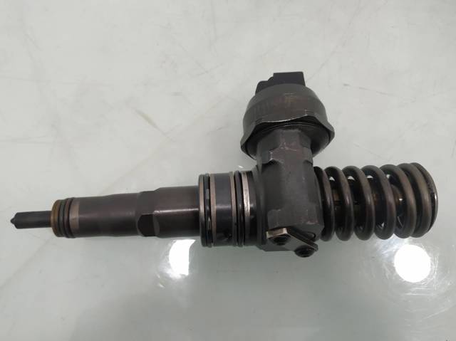 Comprar Inyector de combustible Volkswagen Bora 1J2 a bajo precio