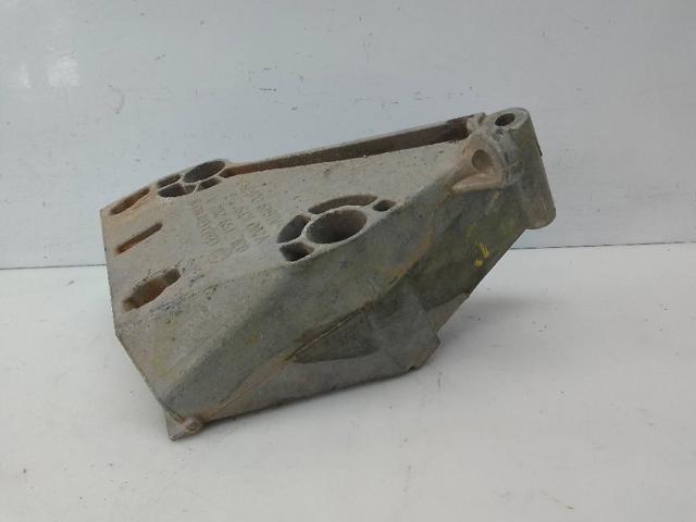 03L199207 Soporte derecho del motor  en stock Granada