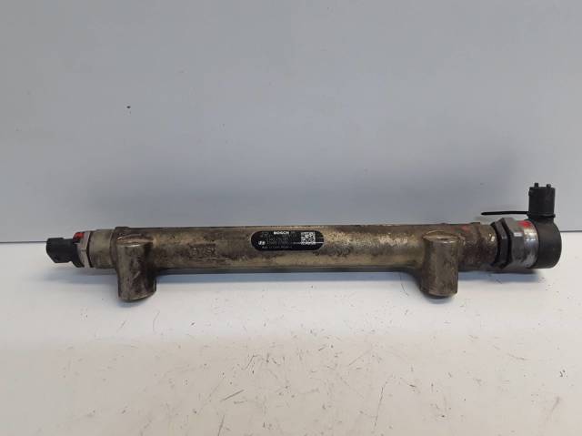 0445214085 Rampa de combustible  en stock Sabadell