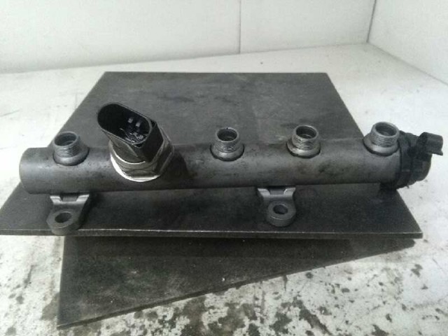 059130089AB Rampa de combustible izquierda comprar Sevilla