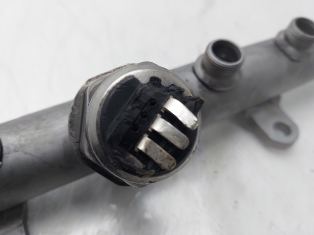 059130089AB VAG Rampa de combustible izquierda  disponible Alicante