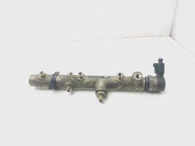 059130090J VAG Rampa de combustible derecha  disponible Vigo