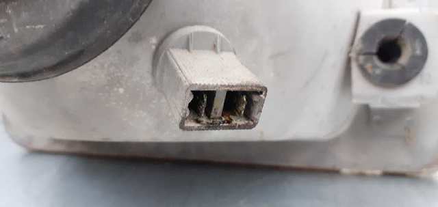 Luz derecha 1058198 FORD