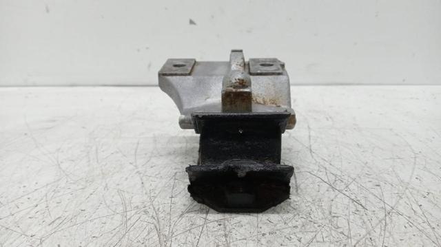 Taco de motor trasero 1171085C00 SUZUKI