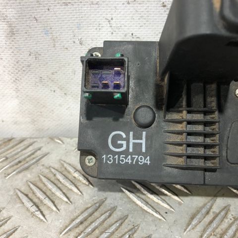 13154794 OPEL Cerradura de la puerta trasera derecha  en stock Huelva