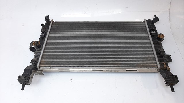 Radiador refrigeración del motor 13181074 Opel