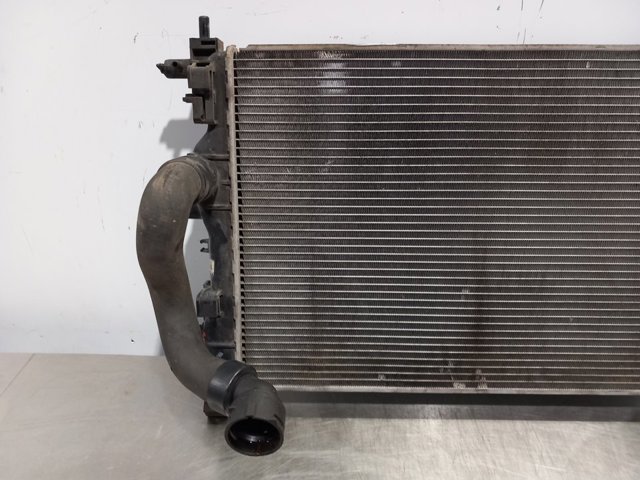 OPEL 13267656 Radiador de refrigeración del motor  disponible España