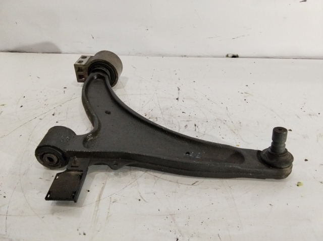 13318884 Brazo inferior izquierdo de la suspensión delantera  en stock Sabadell