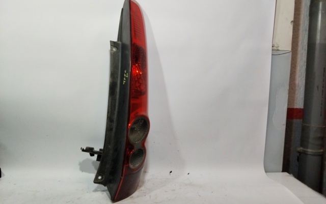1437625 Piloto trasero derecho  disponible Burgos