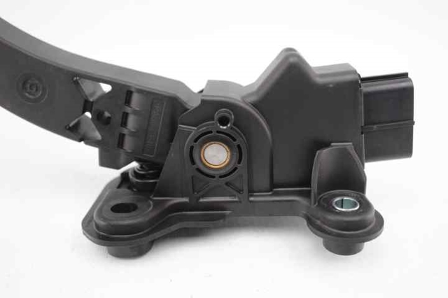 MITSUBISHI 1600A102 Pedal del acelerador  disponible España