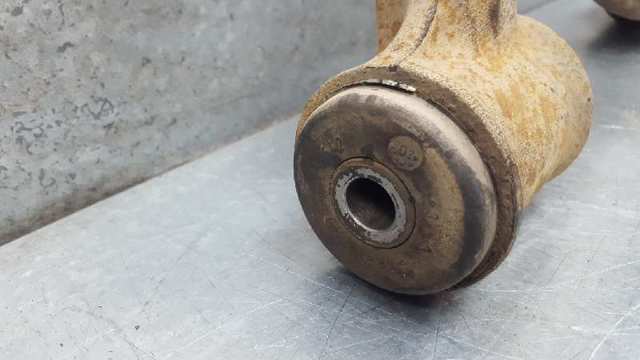 1633330101 Brazo superior derecho de la suspensión delantera  en stock Sabadell