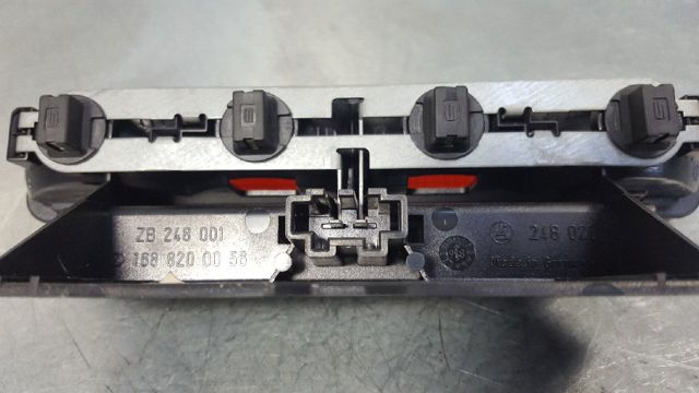 1688200056 MERCEDES Tercera luz de freno  en stock Córdoba