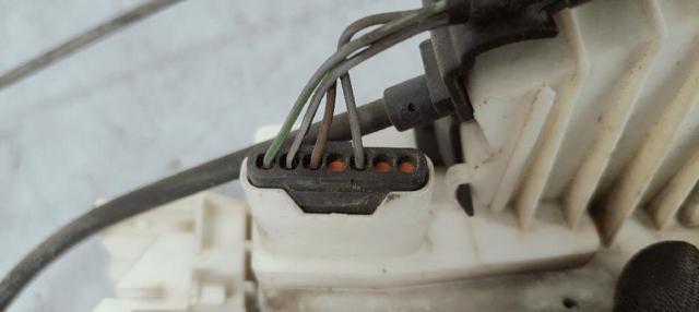 1697202835 MERCEDES Cerradura de puerta delantera derecha  disponible Ourense