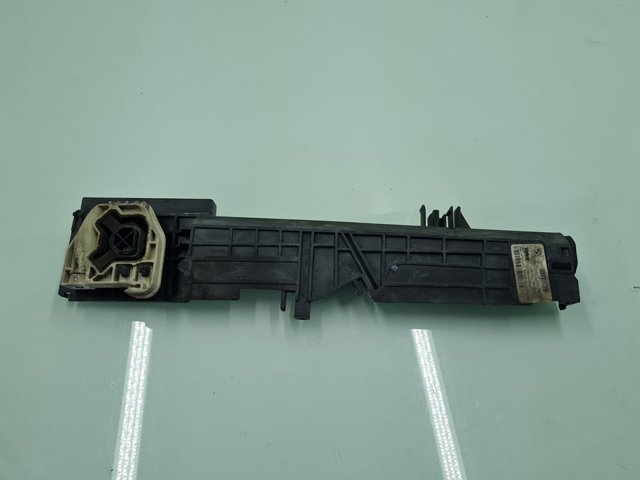 Soporte izquierdo del radiador 17117600536 BMW