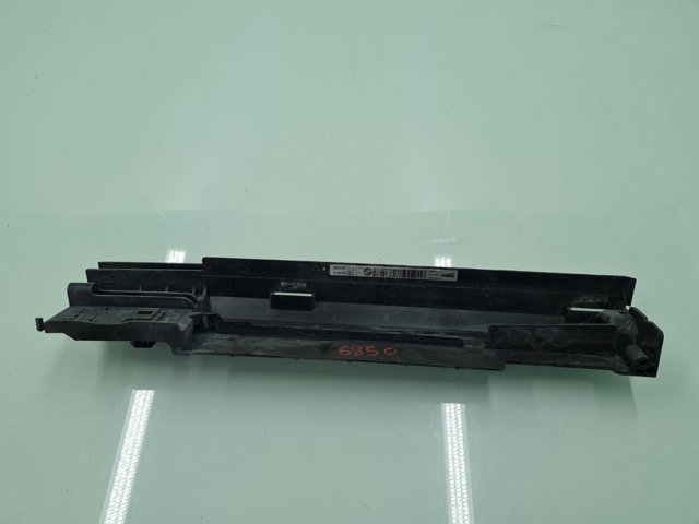 Soporte derecho del radiador 17117600537 BMW