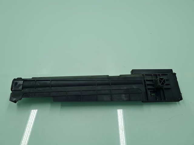 Soporte derecho del radiador 17117600537 BMW