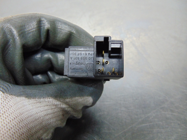 1J0959831A VAG Botón interior de apertura de maletero  en stock Córdoba