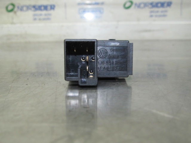 1J0959831A Botón interior de apertura de maletero  disponible Utrera