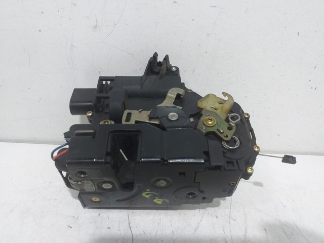 1J0973714 Cerradura de puerta delantera derecha  disponible Málaga