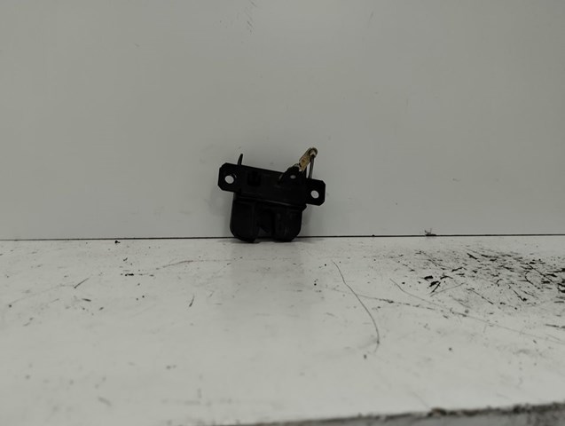 1J6827505 Cerradura de tapa de maletero  disponible Utrera