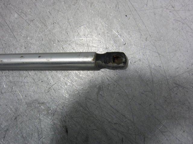 1J6827550C Amortiguador de la tapa del maletero  disponible Málaga