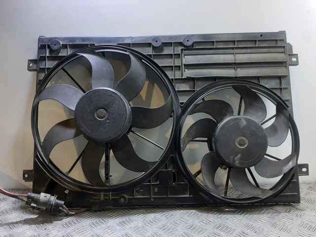 1K0121207AD Difusor del radiador de refrigeración con motor y hélice  disponible Utrera