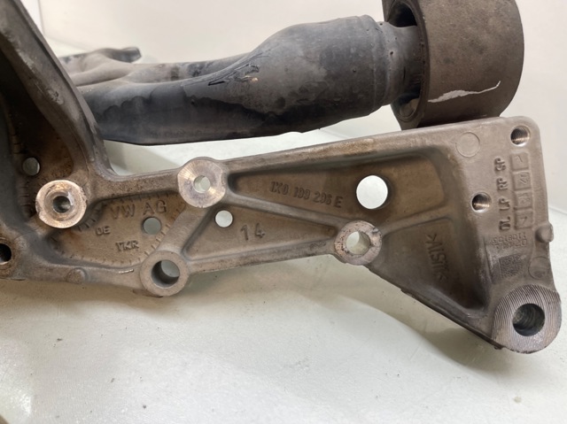 1K0199232J Silentblock del brazo de suspensión  en stock Castellón