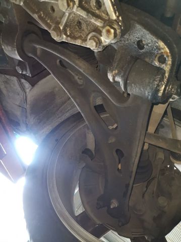 1K0407151AC Brazo inferior izquierdo de la suspensión delantera  comprar en Pontevedra