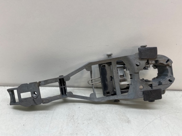1K0837886A Soporte de manija exterior de puerta delantera derecha  en stock Castellón