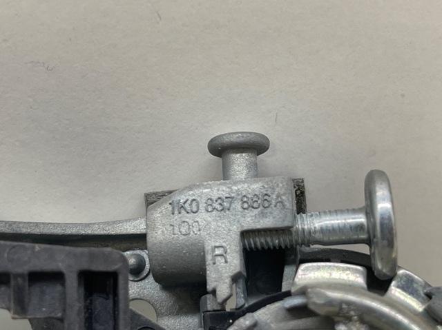 1K0837886A Soporte de manija exterior de puerta delantera derecha  comprar en Pontevedra